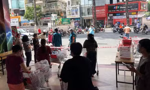 Siêu thị Big C Miền Đông bị phong toả, nhiều khách hàng bị 'kẹt' tại siêu thị