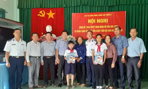 Cảnh sát biển nhận đỡ đầu con ngư dân tại tỉnh Bến Tre