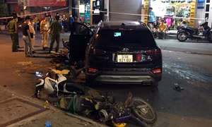 TP Hồ Chí Minh: Ô tô mất lái đâm 10 xe máy, nhiều người bị thương nặng