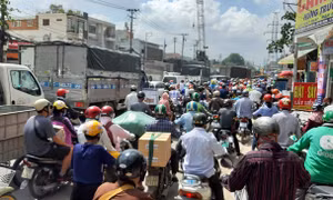 TP Hồ Chí Minh ùn tắc giao thông nghiêm trọng tại công trình xây dựng mới cầu Bưng