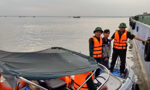 TP Hồ Chí Minh: Va chạm giữa sà lan và tàu, 2 người thoát chết