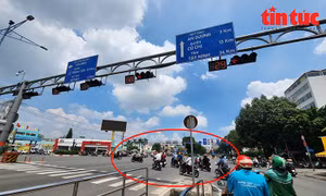 TP Hồ Chí Minh: Tái diễn cảnh vượt đèn đỏ, đi ngược chiều và leo vỉa hè gây nguy hiểm