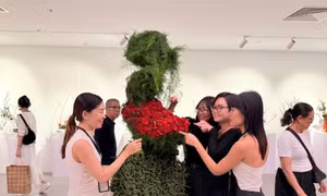 Hơn 100 tác phẩm hoa ikebana tại triển lãm 'Khởi sắc khai hoa'