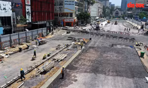 Gần 300 công nhân ngày đêm 'giải phóng' mặt bằng đường Lê Lợi trước ngày 30/4