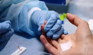 Tạm giữ đối tượng dùng vật sắc nhọn đâm khiến 10 người đi điều trị phơi nhiễm HIV 