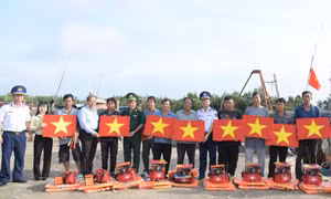 Cảnh sát biển đồng hành, hỗ trợ ngư dân vươn khơi bám biển