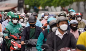 TP Hồ Chí Minh: Cấm xe máy vào đường dẫn cao tốc, giao thông hỗn loạn