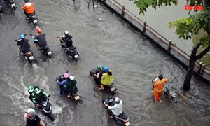 TP Hồ Chí Minh: Triều cường dâng cao, người đi xe máy ngã nhào trong biển nước