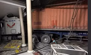 TP Hồ Chí Minh: Xe container mất lái đâm vào nhà dân