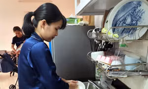 Người dân phường An Phú Đông vui mừng vì đã có nước sinh hoạt trở lại