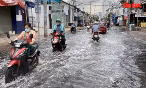TP Hồ Chí Minh: Triều cường dâng cao, nhiều tuyến đường ngập nặng