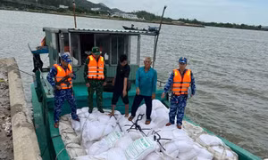 Cảnh sát biển phát hiện phương tiện chở khoảng 20 tấn đường cát không rõ nguồn gốc