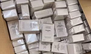 Công an TP Hồ Chí Minh triệt phá đường dây nước hoa giả, thu giữ gần 20.000 chai