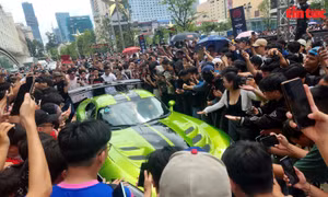 TP Hồ Chí Minh: Người dân đội nắng 'săn' siêu xe tại hành trình Gumball 3000