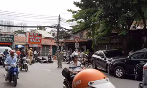 Ô tô đâm hàng loạt xe máy, 4 người nhập viện 