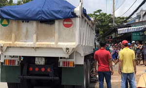 Bé gái học lớp 4 về nhà bằng xe đạp bị xe tải cuốn vào gầm tử vong
