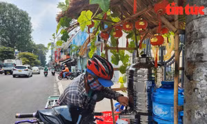 Những bình nước làm mát lòng người đi đường dưới trời nắng nóng