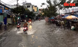 Triều cường dâng cao, nhiều tuyến đường TP Hồ Chí Minh thành sông