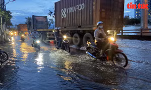 Triều cường dâng cao, nhiều nơi ở TP Hồ Chí Minh ngập nặng