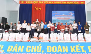 Cảnh sát biển đồng hành cùng ngư dân tỉnh Khánh Hòa