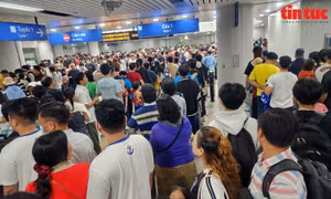 TP Hồ Chí Minh: Dòng người 'ken đặc' ở ga Bến Thành để đi tàu metro đầu năm mới 2025