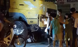 Xe ben đâm 2 xe máy, cô gái 19 tuổi tử vong thương tâm 