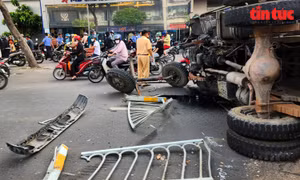 Xe ben mất lái lật đè người đi đường