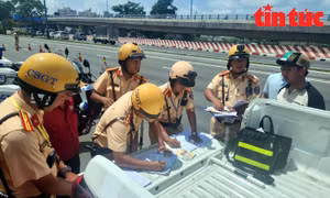 TP Hồ Chí Minh: CSGT lập chốt kiểm tra xe khách, xe hàng phát hiện nhiều vi phạm