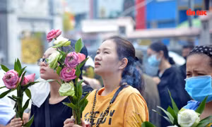 Dâng hoa sen, gõ chuông cầu bình an cho cha mẹ trong mùa Vu lan báo hiếu
