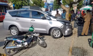 Ô tô nổ lốp đâm trúng tài xế GrabBike