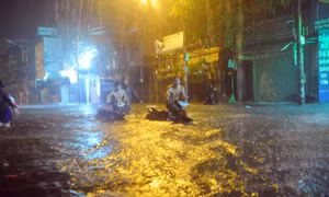 Bão số 9: Đường ngập sâu hàng mét, người dân TP Hồ Chí Minh bì bõm dắt xe trong đêm