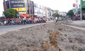 Xe tải đổ cả tấn bùn đất xuống đường, nhiều người đi xe máy trượt ngã