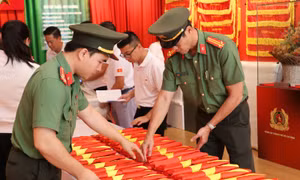 Công an TP Hồ Chí Minh tiếp nhận hơn 150 di ảnh liệt sĩ được phục dựng
