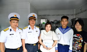 Lữ đoàn 171 thăm, tặng quà gia đình chính sách và quân nhân khó khăn