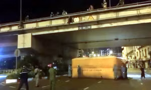 TP Hồ Chí Minh: Giải cứu kịp thời người đàn ông dọa nhảy cầu Ông Lãnh