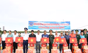 Bộ Tư lệnh Vùng Cảnh sát biển 3 đồng hành cùng ngư dân xã đảo Thạnh An