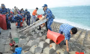 Cảnh sát biển cùng tuổi trẻ huyện đảo Phú Quý 'Chung tay làm sạch biển'