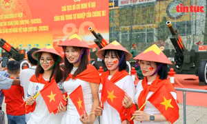 Người dân đổ về Mỹ Đình chụp ảnh lưu niệm với trận địa pháo đại bác trước thềm Quốc khánh 2/9