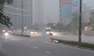 Mưa lớn, nhiều tuyến đường ở TP Hồ Chí Minh mênh mông trong nước 