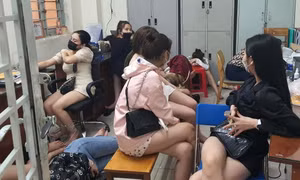 TP Hồ Chí Minh: ‘Đột kích’ quán bar, phát hiện 50 người dương tính với ma túy