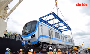 Cận cảnh đoàn tàu metro Bến Thành - Suối Tiên vừa cập cảng TP Hồ Chí Minh