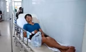 Chặn băng nhóm dàn cảnh cướp, thanh niên bị đâm gần trúng tim