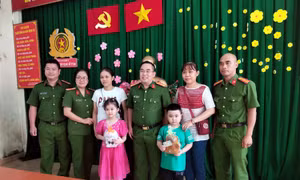 Công an TP Hồ Chí Minh trao thẻ căn cước đầu tiên cho công dân dưới 6 tuổi