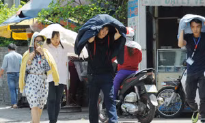 Người dân TP Hồ Chí Minh 'khổ sở' dưới tiết trời nắng nóng 
