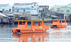 Làm sạch sông Mê Kông bằng thuyền lọc rác chạy năng lượng mặt trời