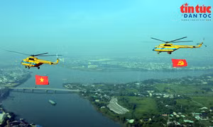Trực thăng tập luyện kéo cờ Tổ quốc, cờ Đảng kỷ niệm 50 năm Ngày Giải phóng miền Nam