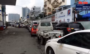 TP Hồ Chí Minh: Ô tô xếp hàng dài, ùn ứ tại các trung tâm đăng kiểm 