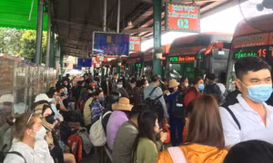 TP Hồ Chí Minh: Bến xe miền Tây chật kín người về quê, giao thông cửa ngõ vẫn thông thoáng