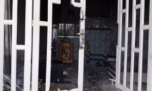 Chồng giết vợ rồi tưới xăng khắp nhà, ôm con cố thủ  