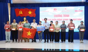 Bộ Tư lệnh Vùng Cảnh sát biển 3 đồng hành cùng nhân dân tại huyện đảo Phú Quý